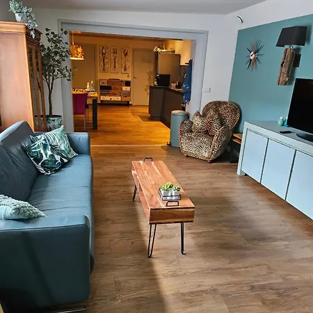 Secondhandrose Apartment